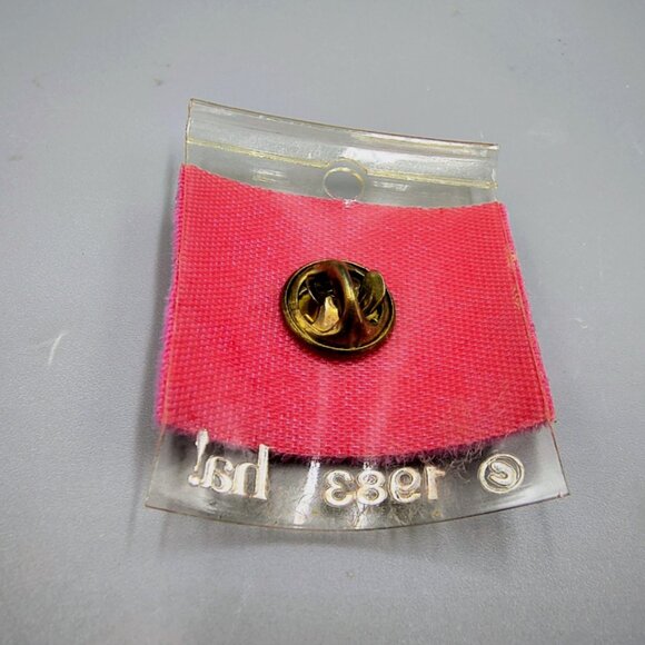 Muppets Miss Piggy Face Pinback Lapel Pin Enamel Metal Vintage 1983 ha! - Picture 4 of 4